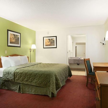 Days Inn By Wyndham Wichita West Near Airport Экстерьер фото