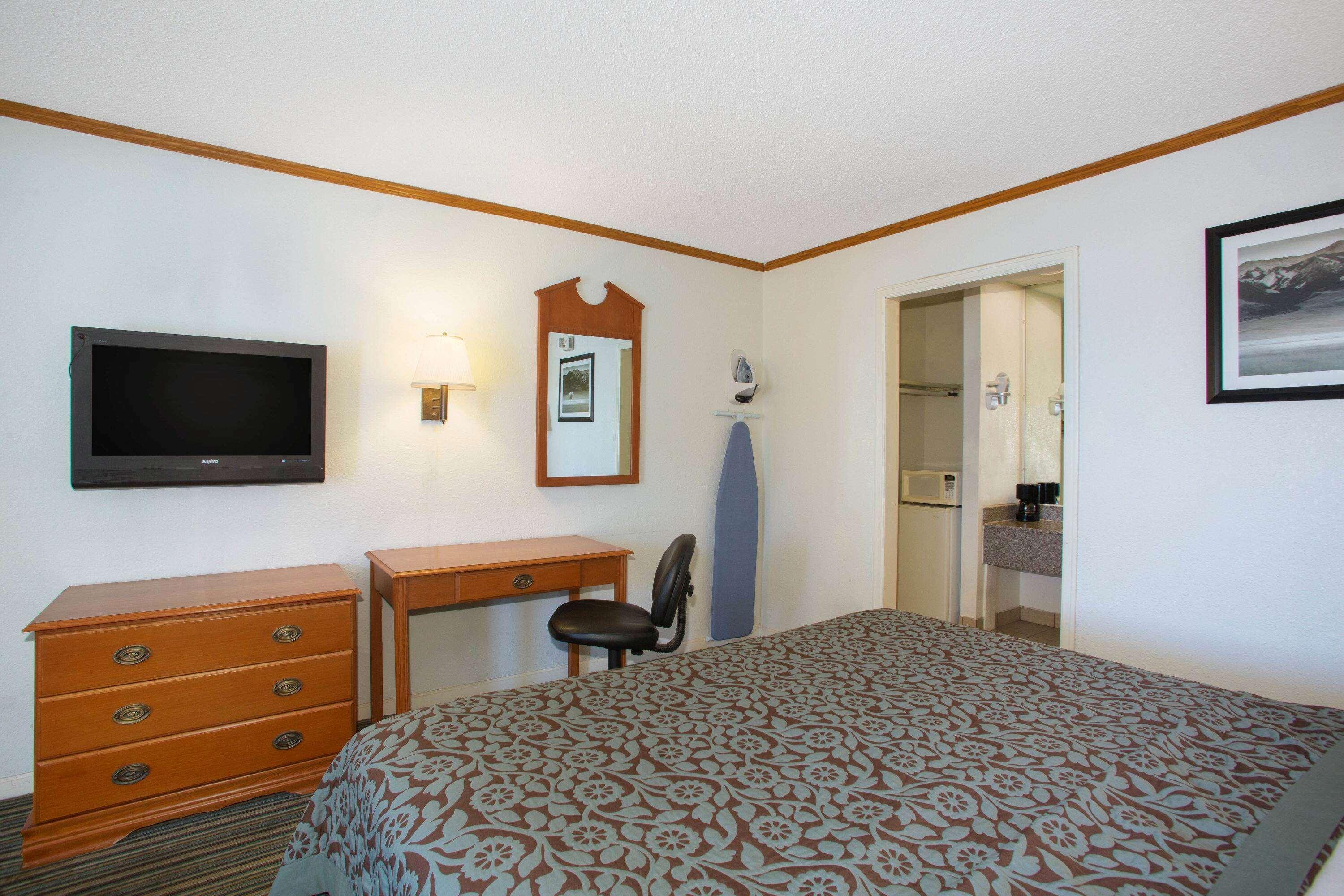 Days Inn By Wyndham Wichita West Near Airport Экстерьер фото