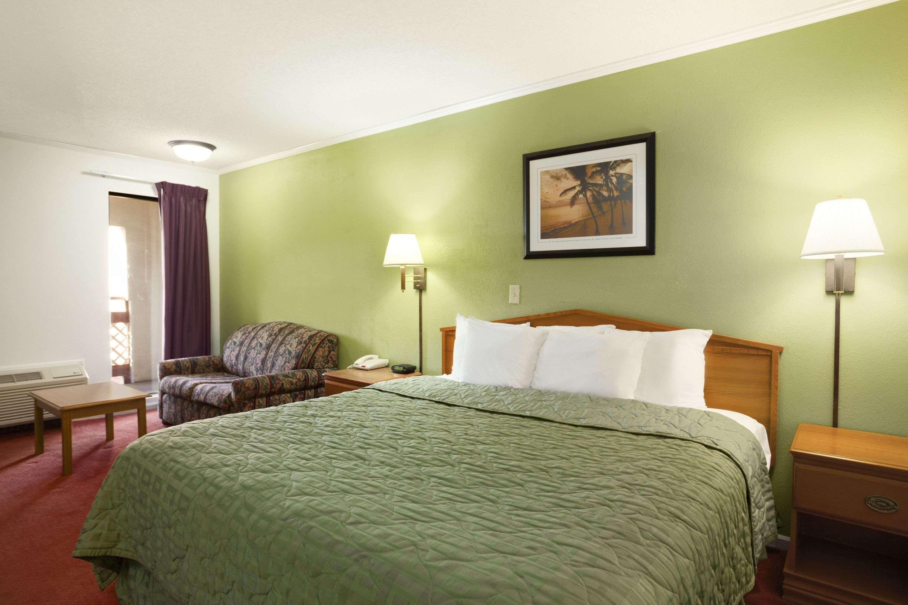 Days Inn By Wyndham Wichita West Near Airport Экстерьер фото
