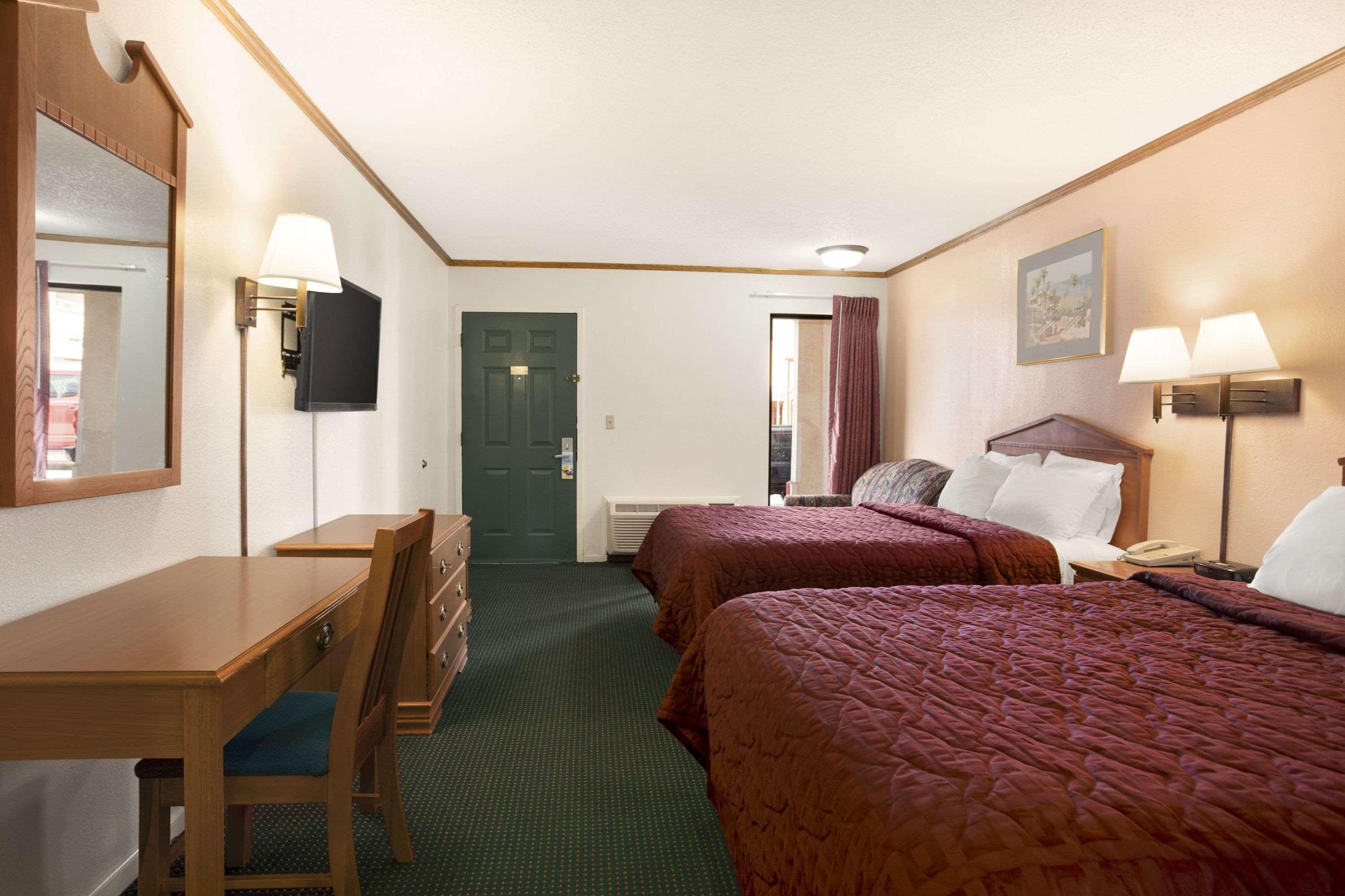 Days Inn By Wyndham Wichita West Near Airport Экстерьер фото
