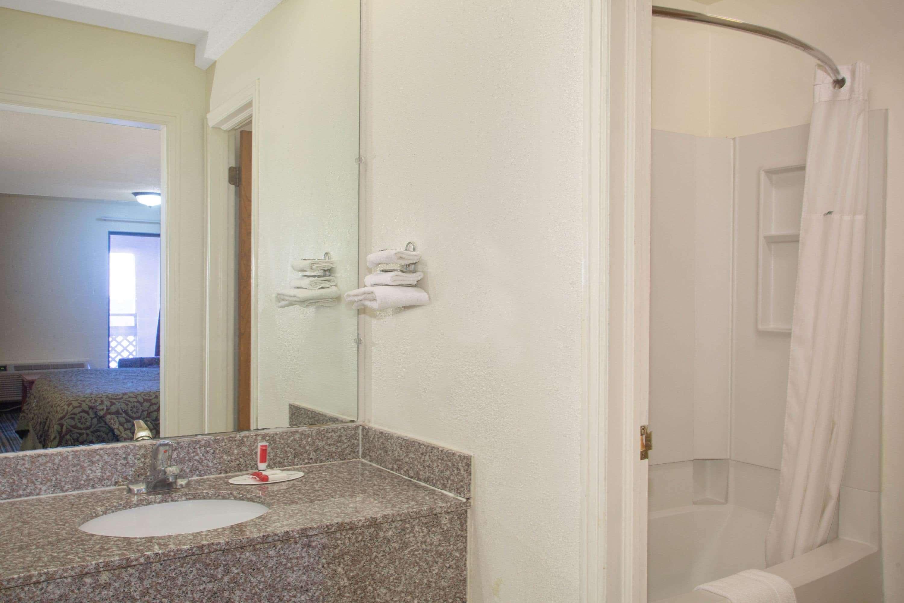 Days Inn By Wyndham Wichita West Near Airport Экстерьер фото