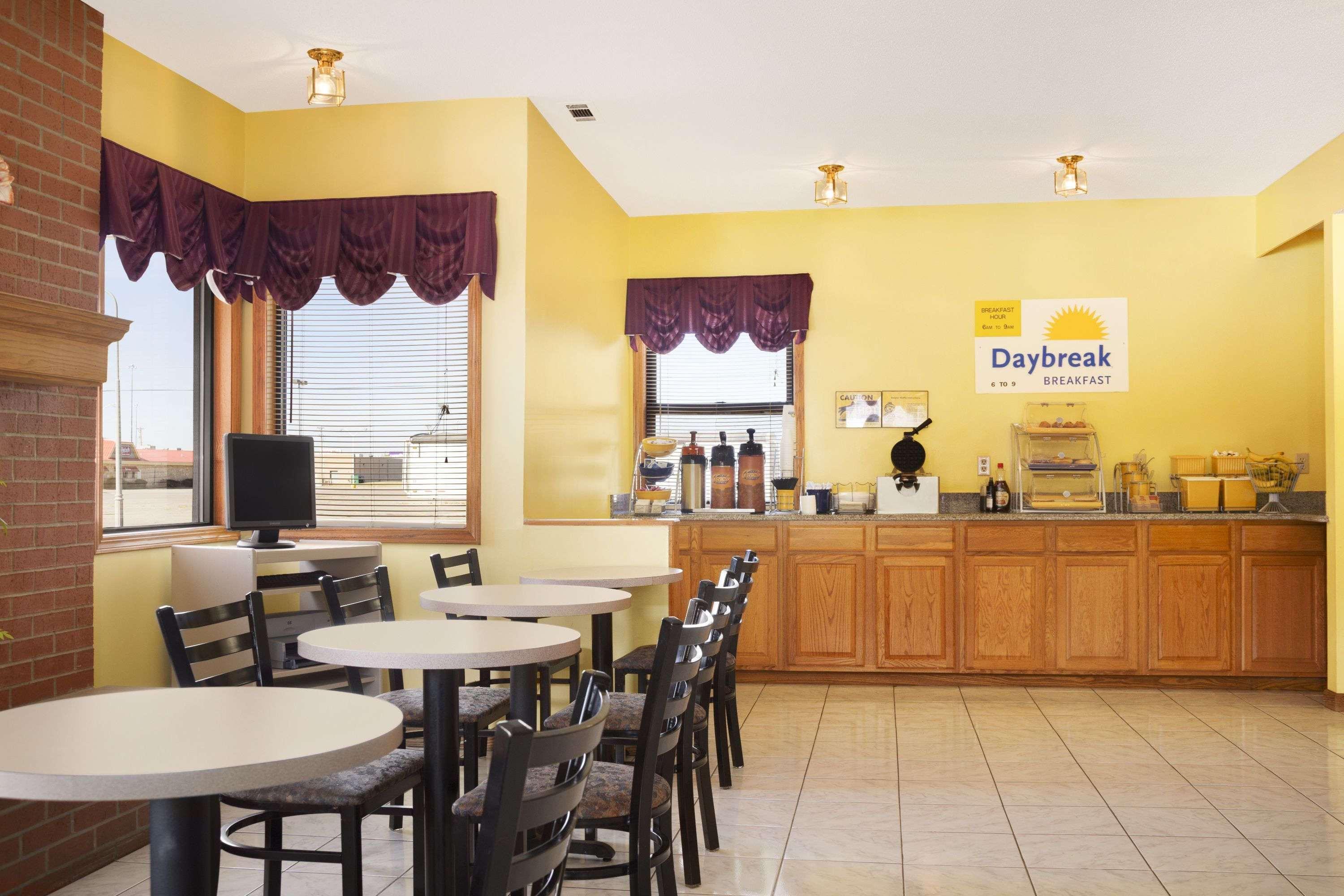 Days Inn By Wyndham Wichita West Near Airport Экстерьер фото