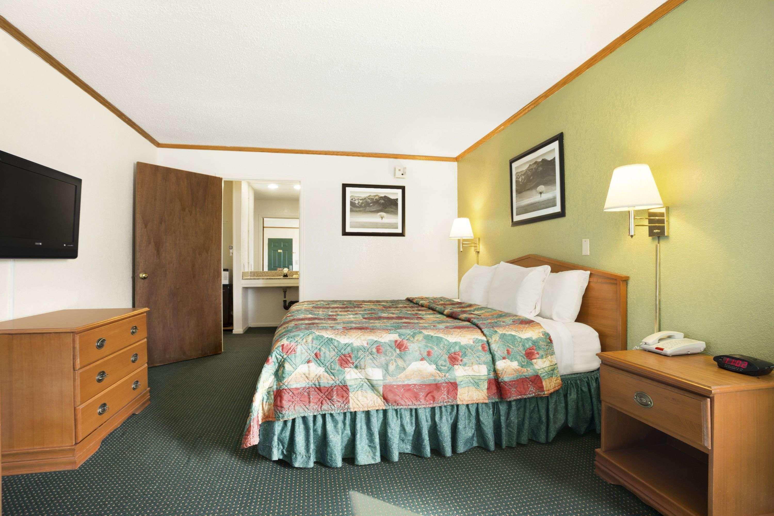 Days Inn By Wyndham Wichita West Near Airport Экстерьер фото