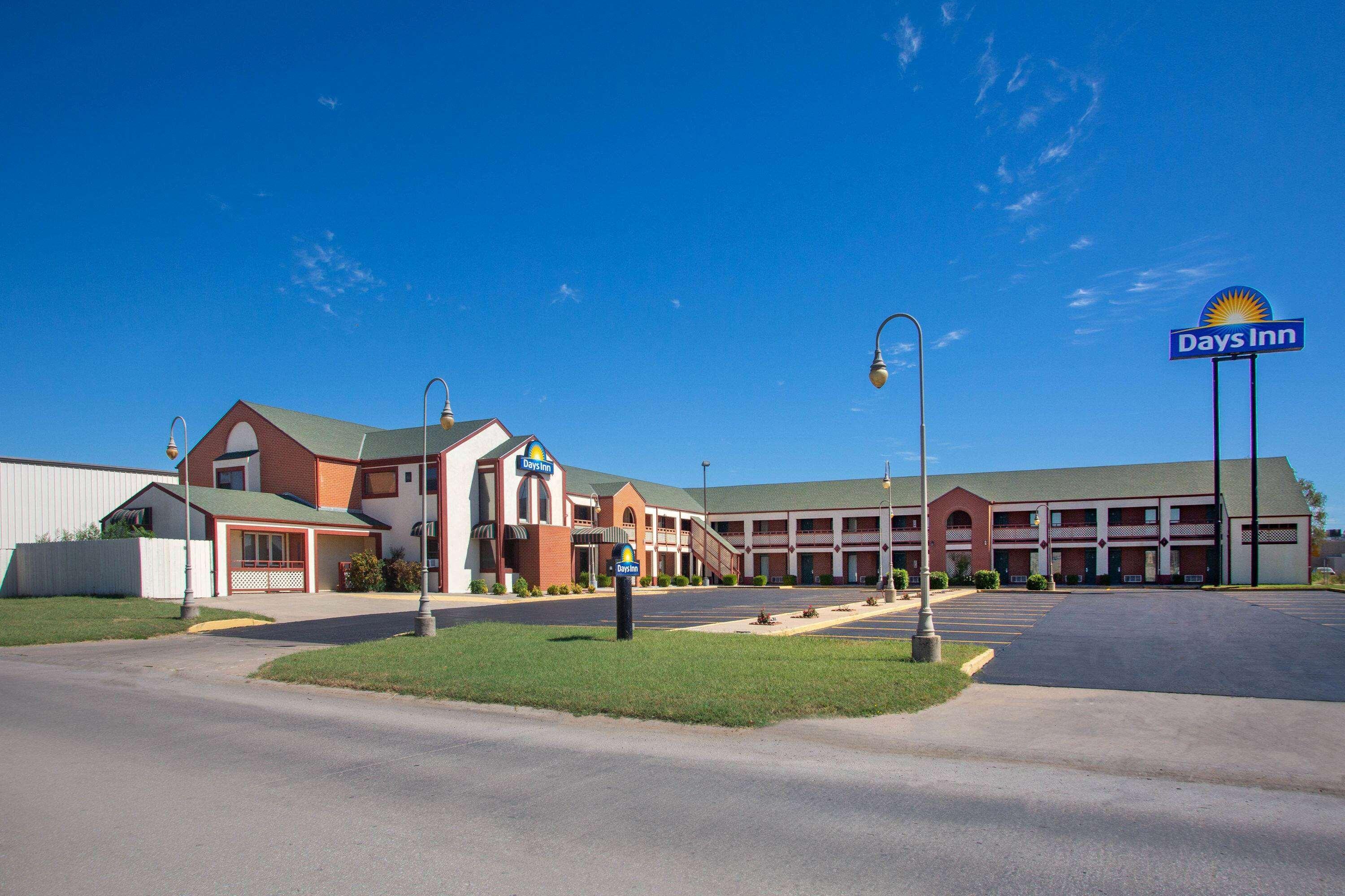 Days Inn By Wyndham Wichita West Near Airport Экстерьер фото