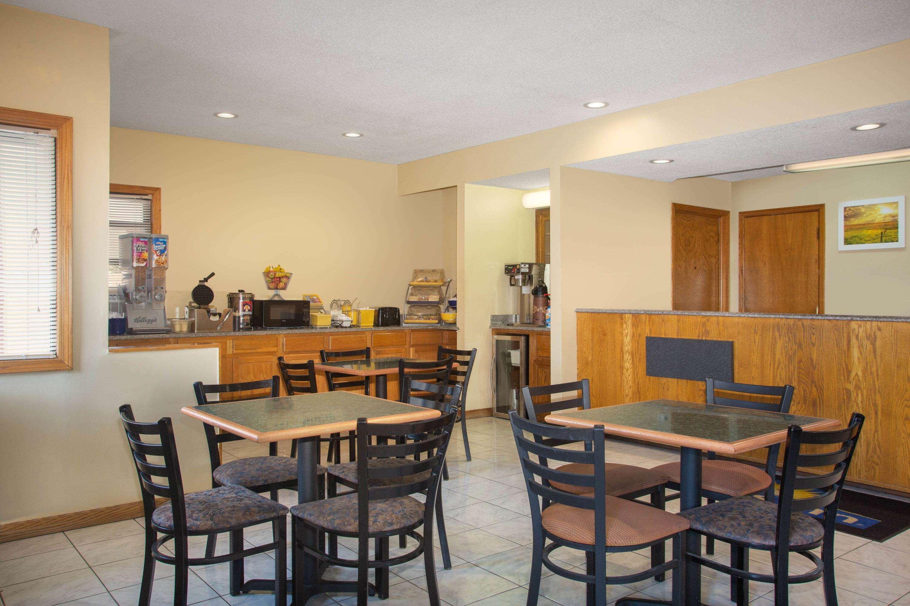 Days Inn By Wyndham Wichita West Near Airport Экстерьер фото
