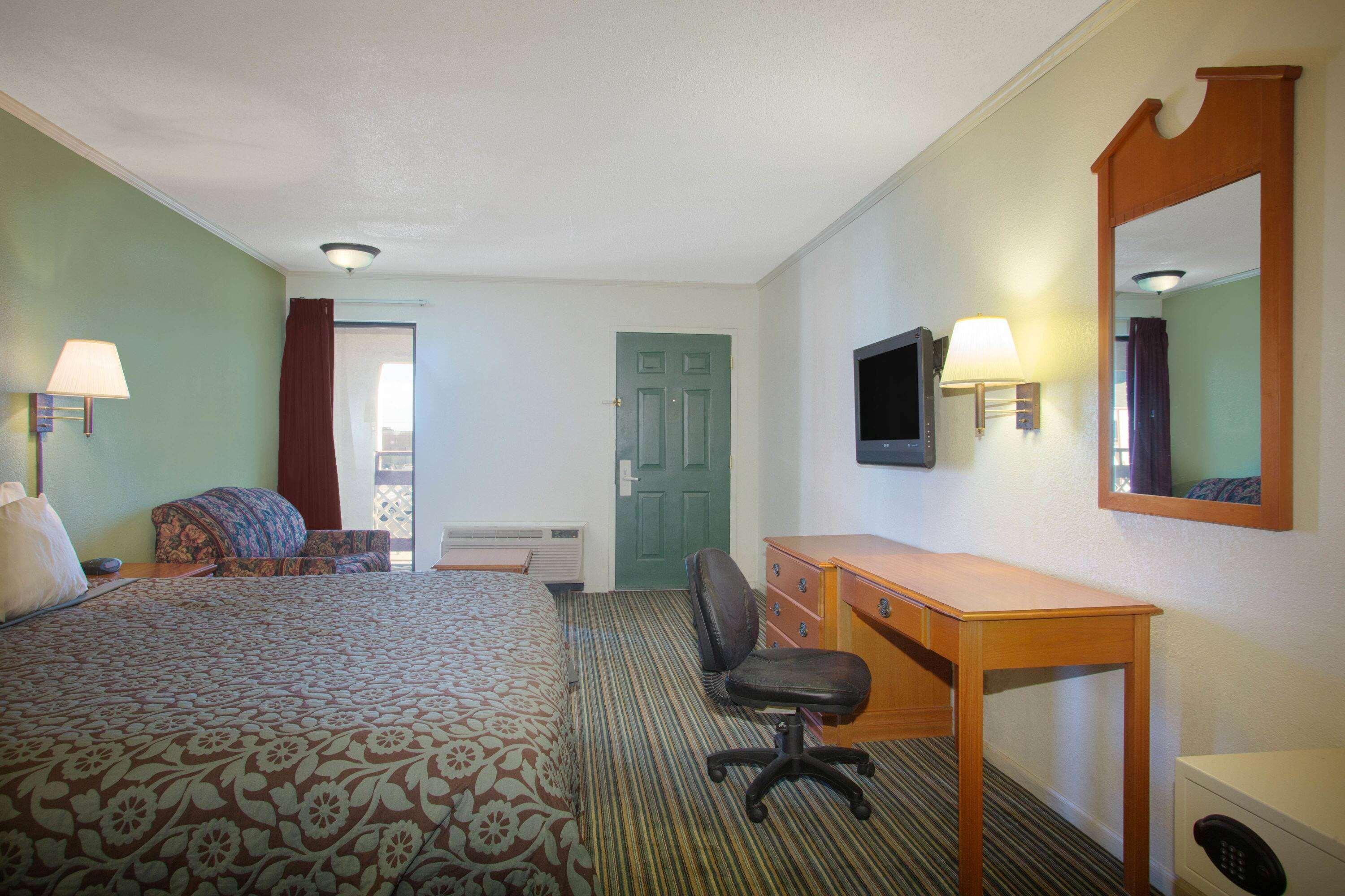 Days Inn By Wyndham Wichita West Near Airport Экстерьер фото