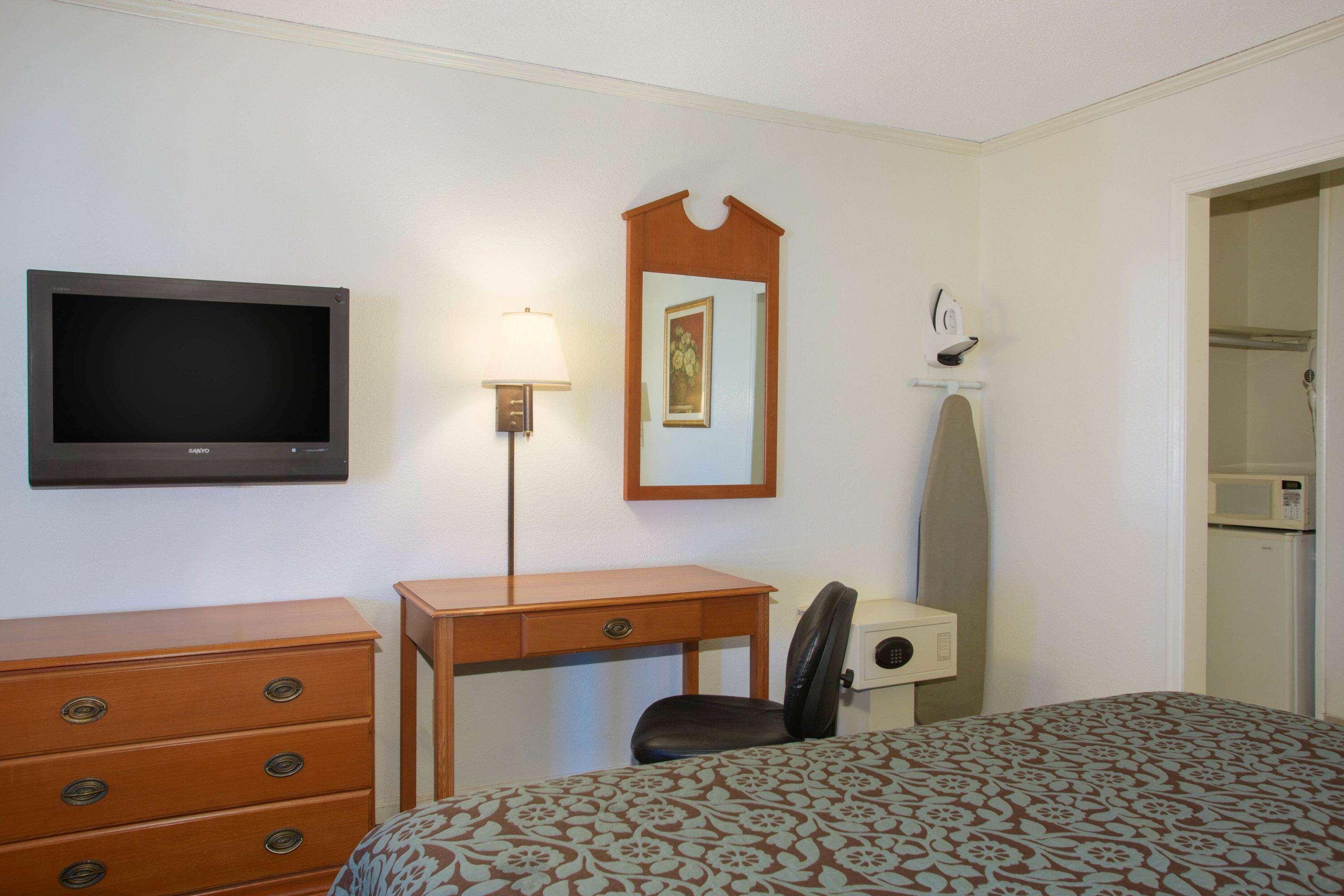 Days Inn By Wyndham Wichita West Near Airport Экстерьер фото