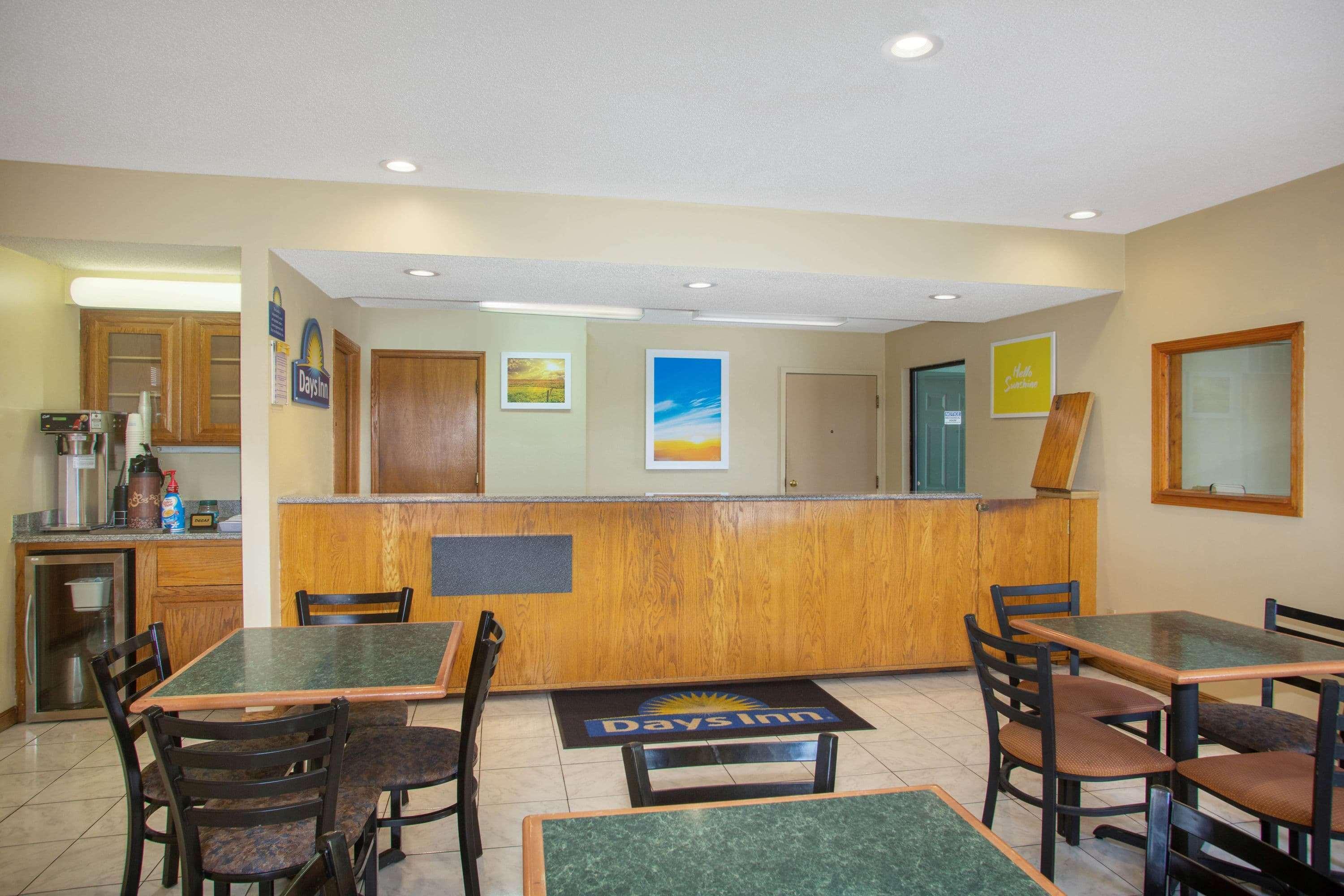 Days Inn By Wyndham Wichita West Near Airport Экстерьер фото