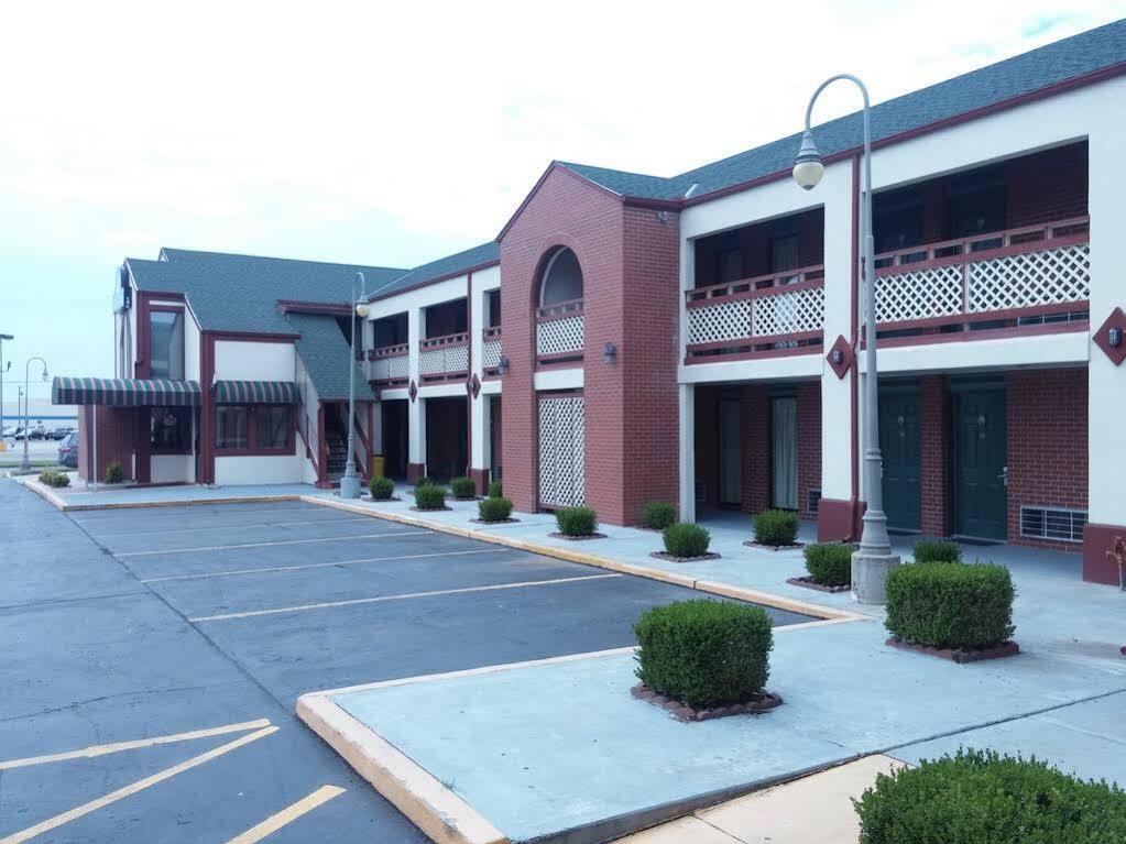Days Inn By Wyndham Wichita West Near Airport Экстерьер фото